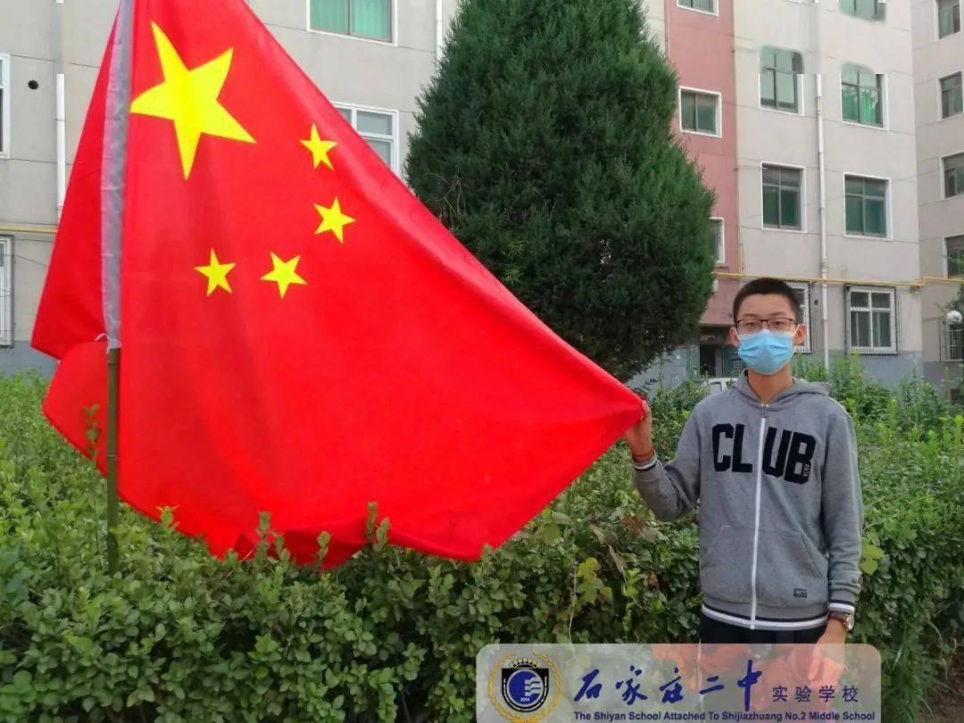 可爱女孩参加宴会