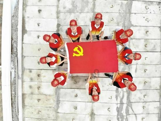救援爱图画的男孩