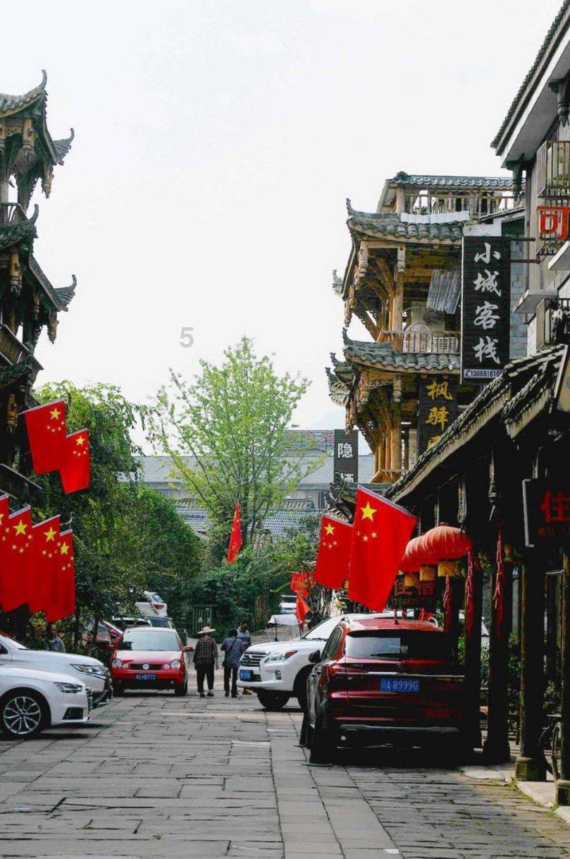 逃离昏暗下的小村