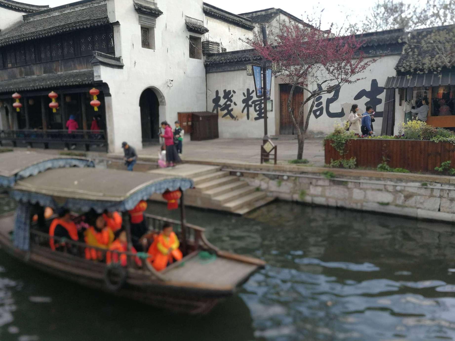新华全媒+|雄安新区:无人驾驶配送车“驶入”百姓生活