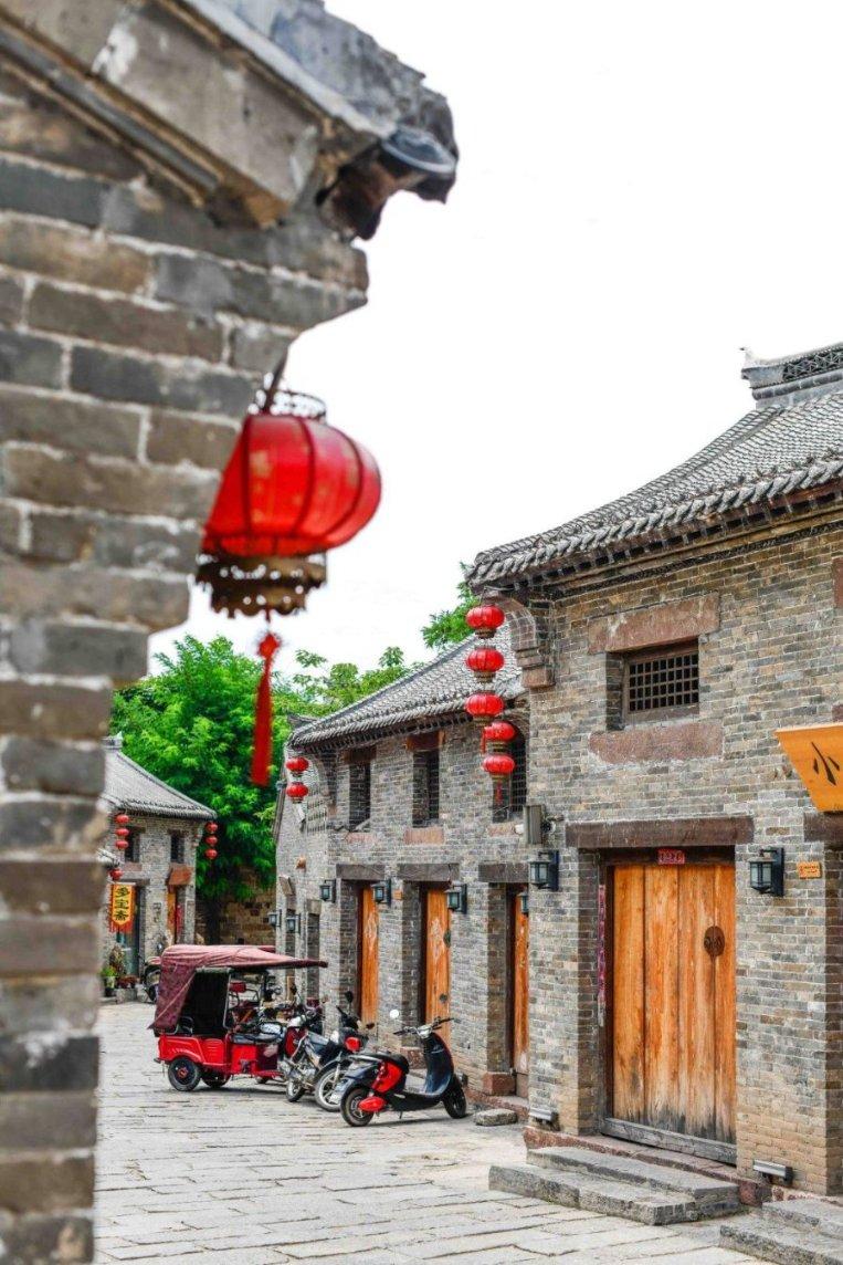 救援爱图画的男孩