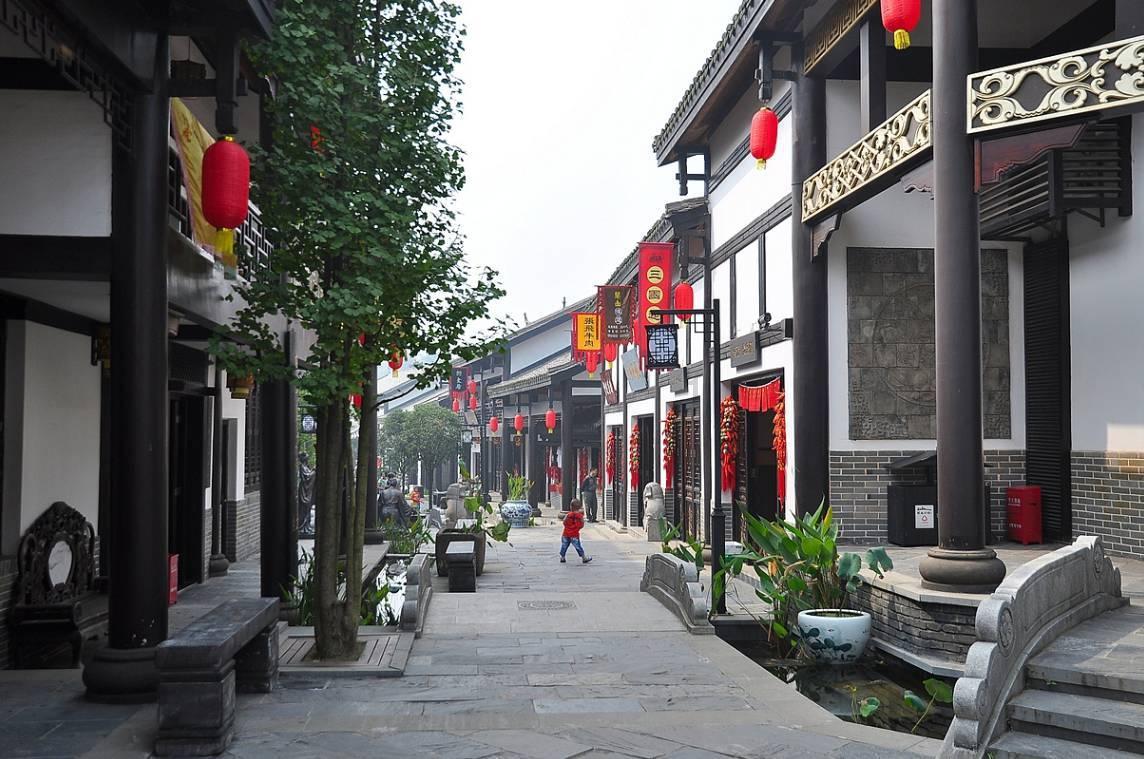 男孩火锅店过生日秒变“社恐”,吓得直钻桌底,直到歌唱完了也不敢出来